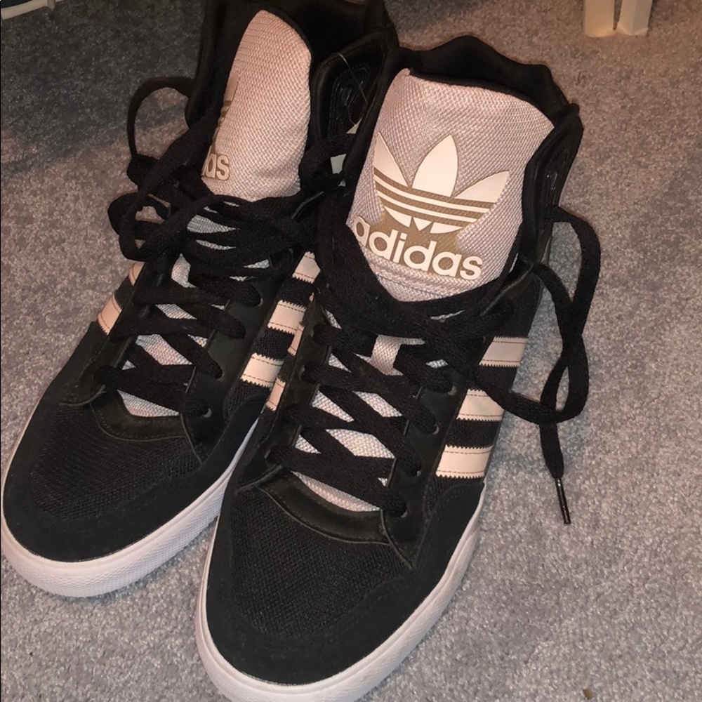 New with tags adidas size 10 shoe